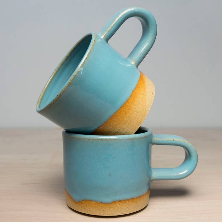 Tasse Moyenne Faite à la Main en Turquoise Semi-satiné avec Anse Boucle pour la vente par Harper and Co.