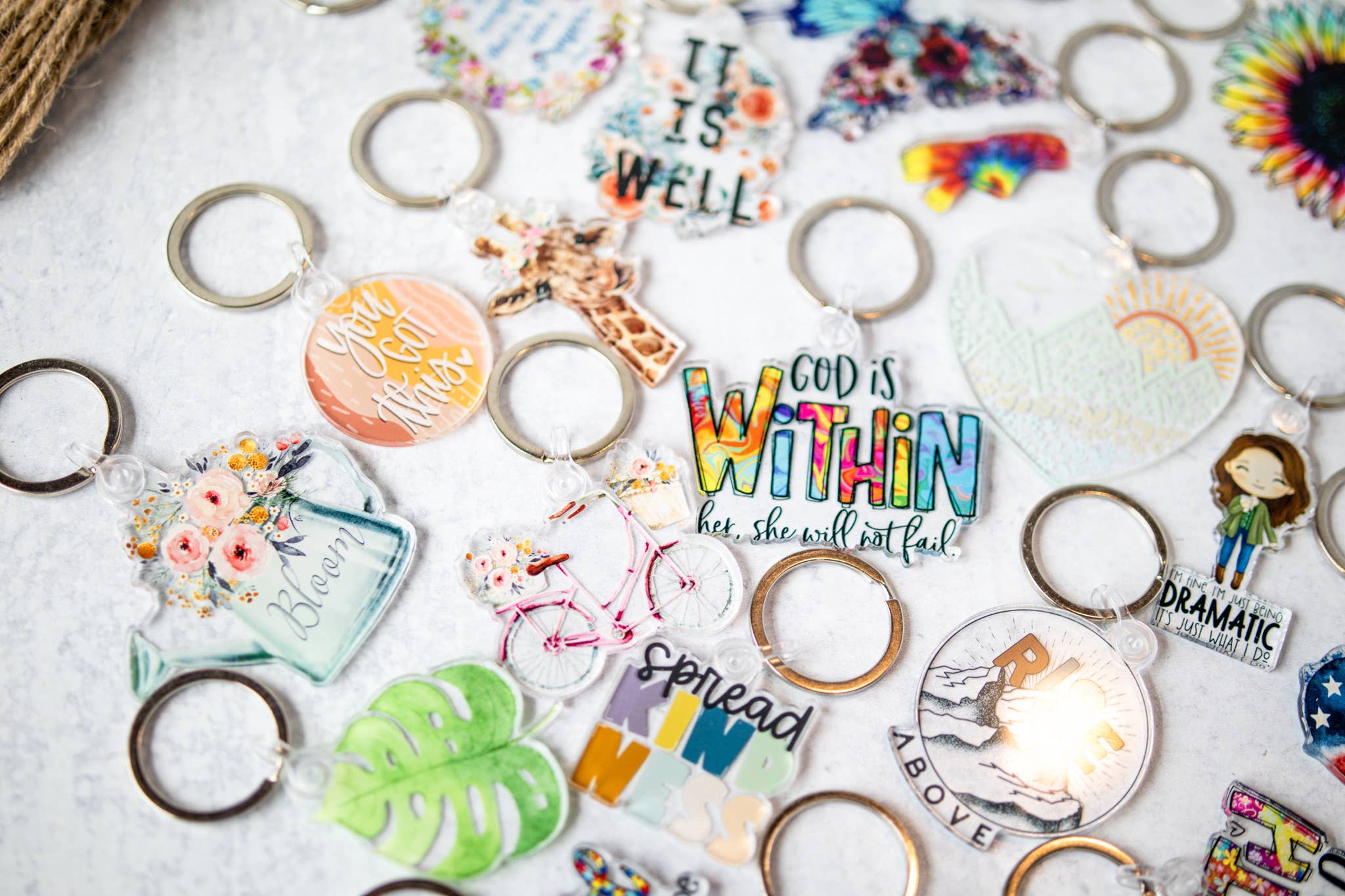 Savannah and James Co – Engroshandel Nøglering - Dame – Gud er inden i hende, nøglering2