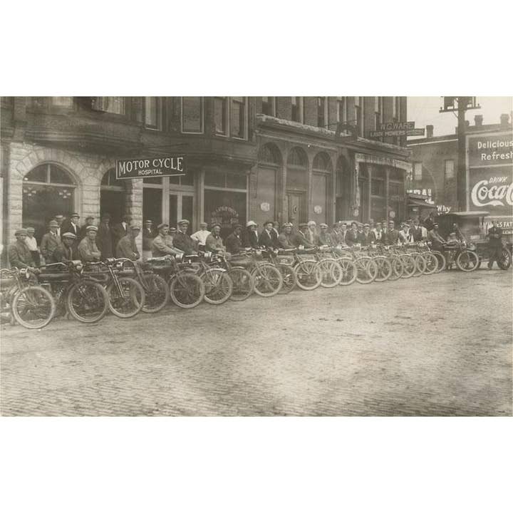 Ansichtkaart CY-152 Veel Motorfietsen voor wholesale door Found Image Press