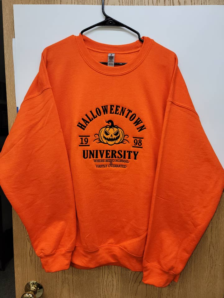 Halloweentown University tröja, ny 2024-upplaga för wholesale av PLom 614 Designs & Apparel