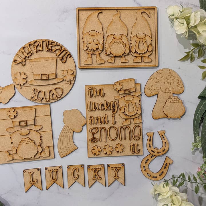 Ensemble de plateaux étagés Blank Spring Gnome pour la vente par Sunshine Creations FLA