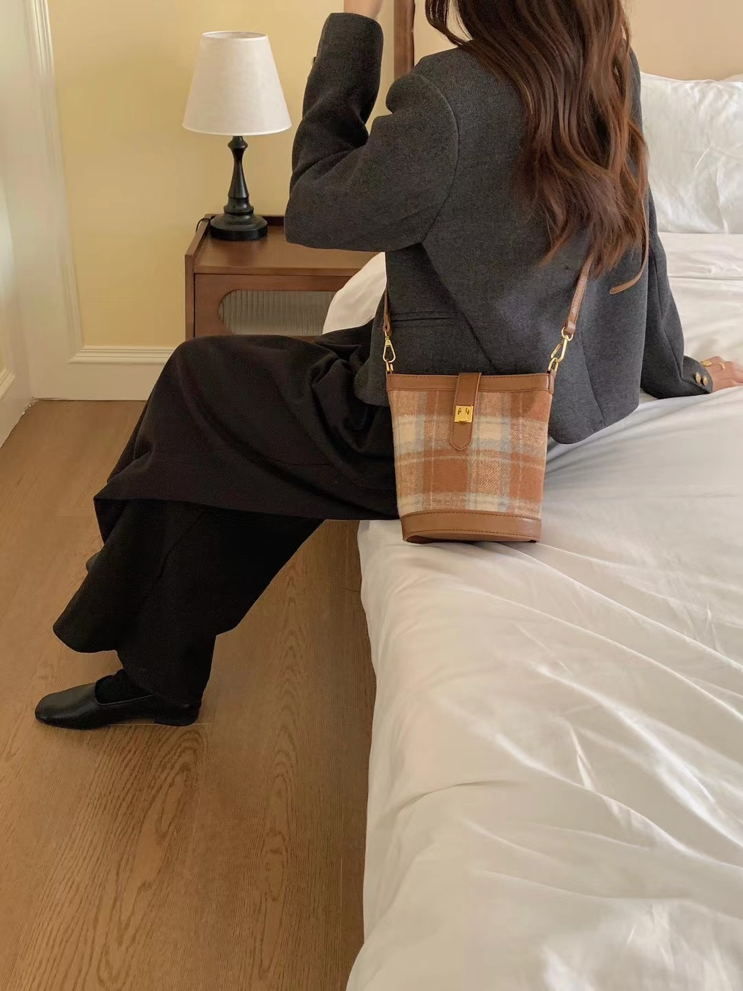 Pretty Persuasions - Wholesale Shoulder Bag - Women's - P25069 Suede-Like Microfiber Leather Shoulder/Crossbody Bag3