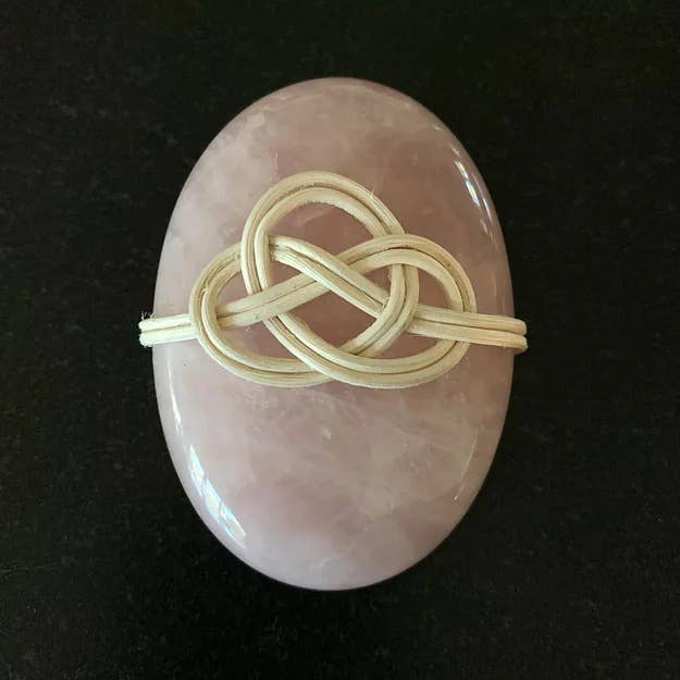 Palma di quarzo rosa con nodo d'amore per la vendita all'ingrosso da parte di Betsy Bauer Studio