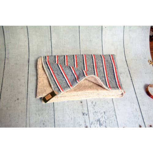 LYNG GRÅ STRIBE TÆPPE SENG for engroshandel hos Finnegan’s Standard Goods