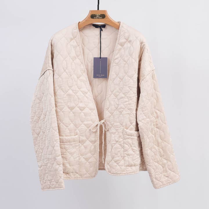 Jaqueta acolchoada de cetim com laço pequeno KD8328 por atacado de Cecile Wang