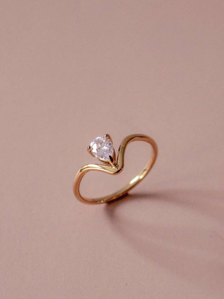 Der Carolyn-Ring für den Großhandel von 24th & Gold