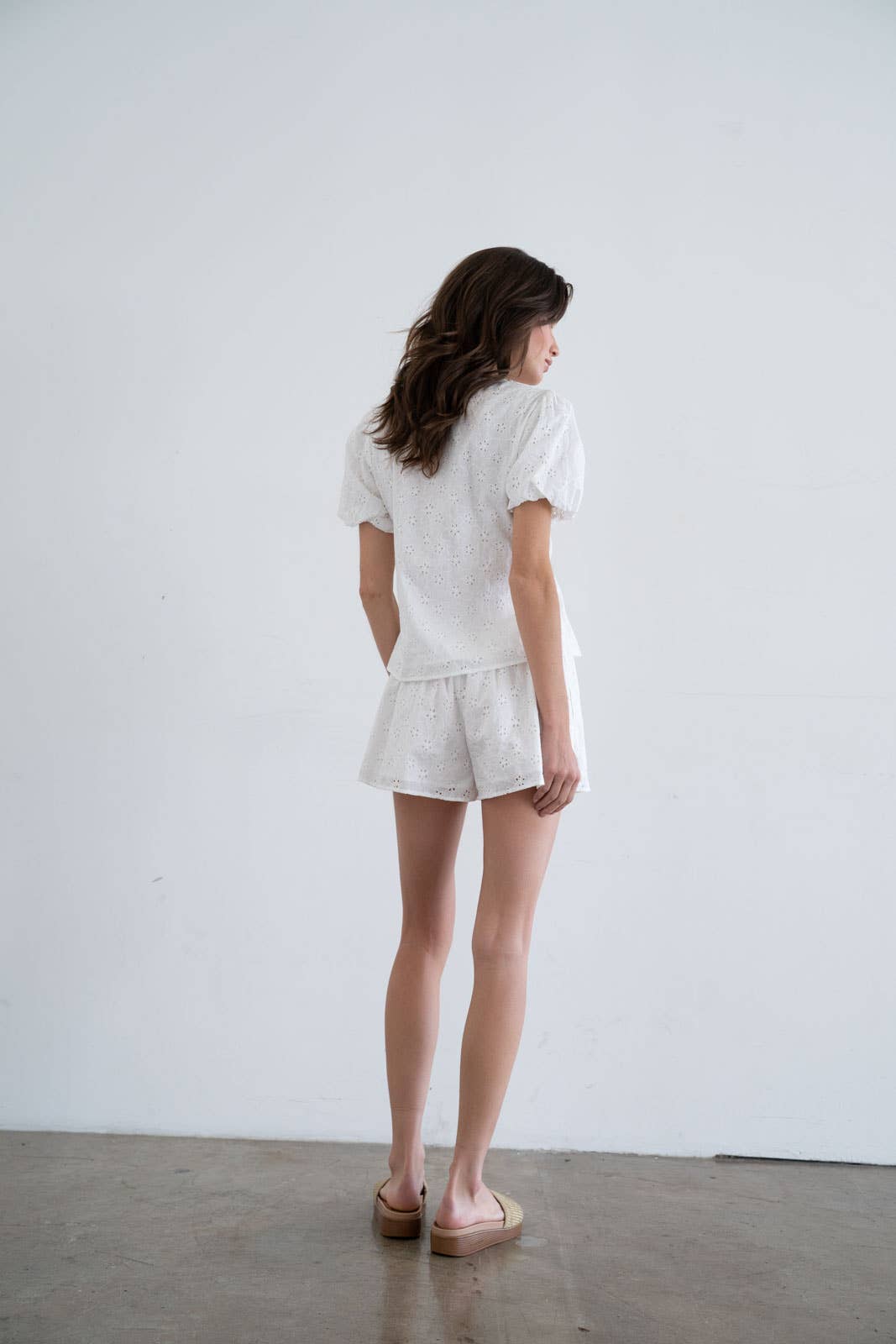 Bianco CAMICETTA IMPERO CON LACCIO E OCCHIELLI DAVANTI in vendita all'ingrosso su Faire3