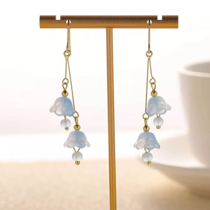 Boucles d'oreilles pendantes en forme de cloche et de fleurs bleues en métal doré 18 carats pour la vente par Haengseongworkshop