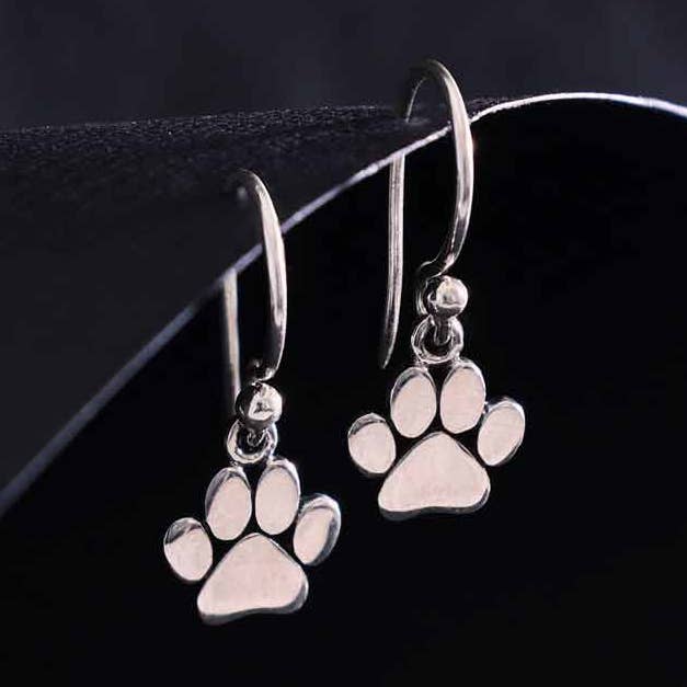 Brincos pendentes com estampa de pata em prata esterlina 21x9mm por atacado de Nina Designs