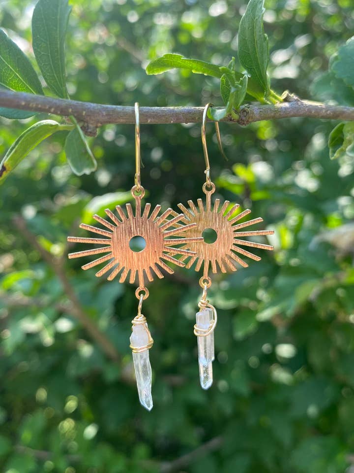 Orecchini Bohemian Celestial con autentici cristalli di quarzo per la vendita all'ingrosso da parte di Bold as Love Belongings