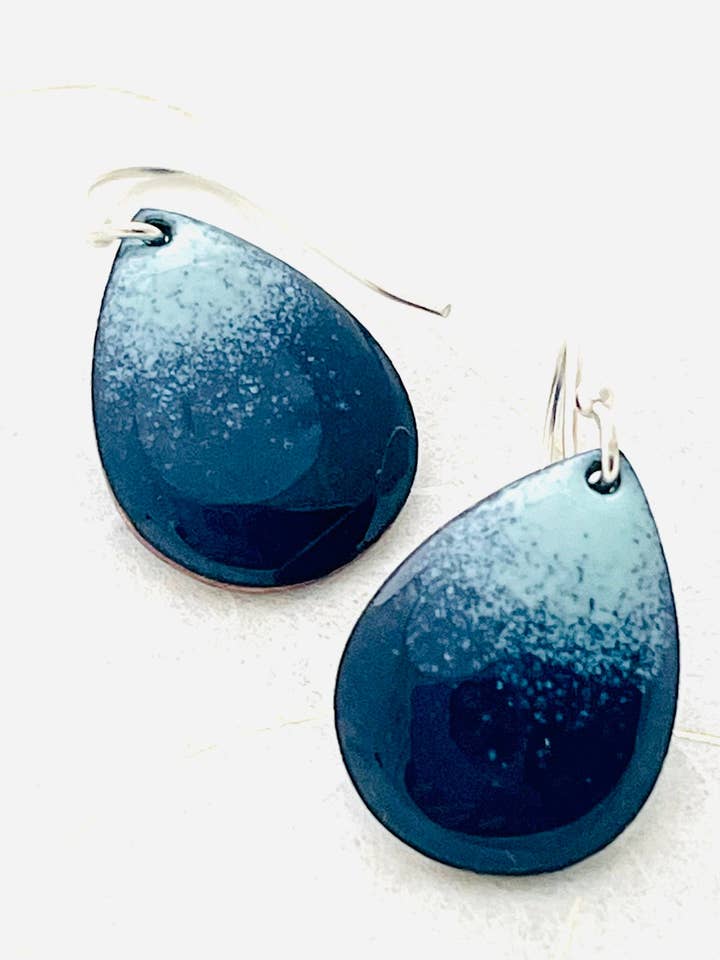 Petites boucles d'oreilles en forme de larme, émail ombré bleu marine minimaliste pour la vente par Magpie Mouse Studios