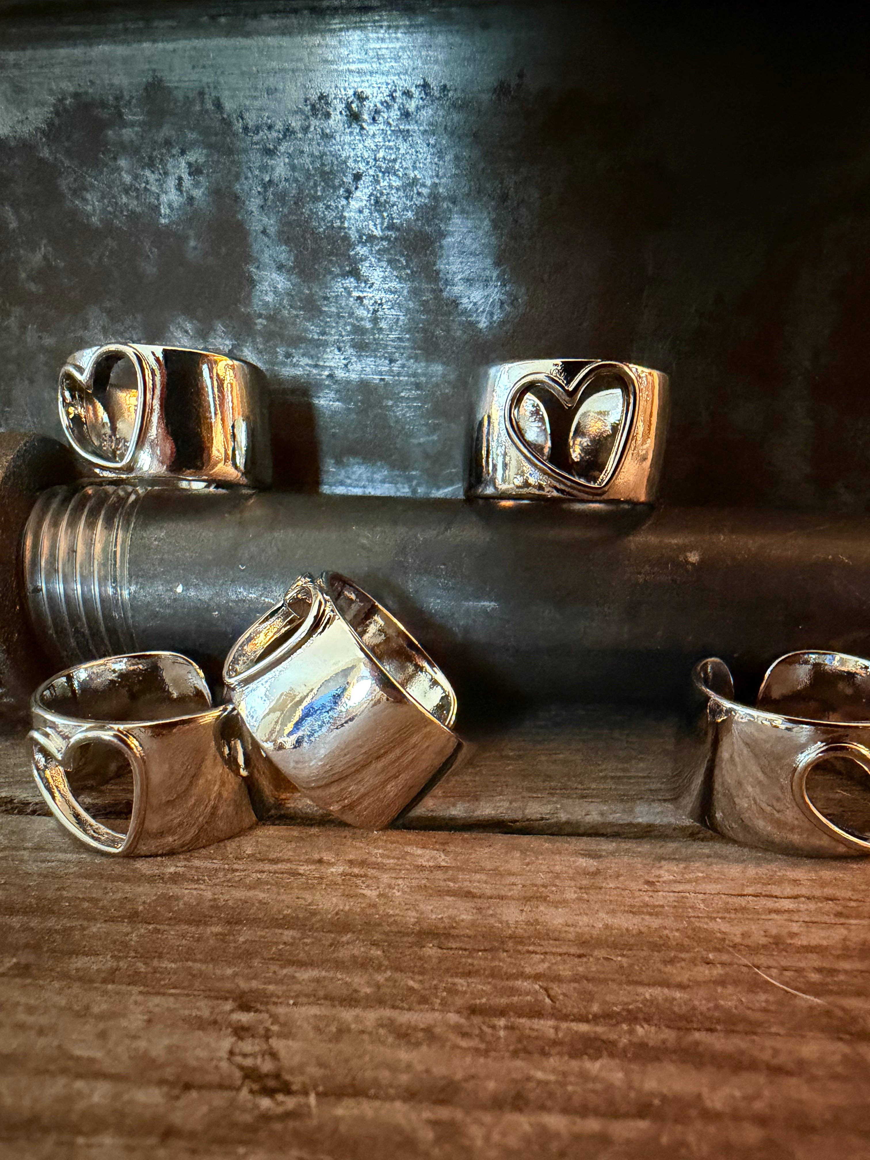 Amy Louise Collection – wholesale Band/Stackad Ring – Silver hjärta utskuren ring – Justerbar | Grace & Grit av Amy Louise1