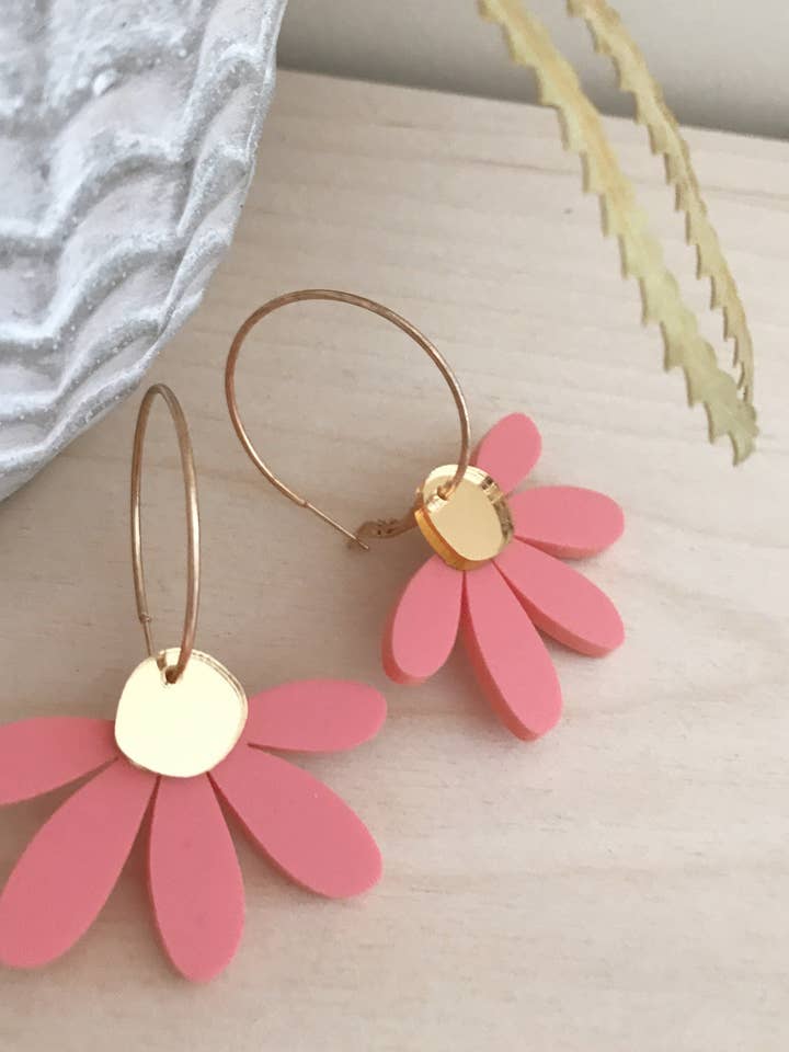 Jumbo Daisy Hoops | Pastell Himbeere + Gold | GROSSHANDEL für den Großhandel von Foxie Collective