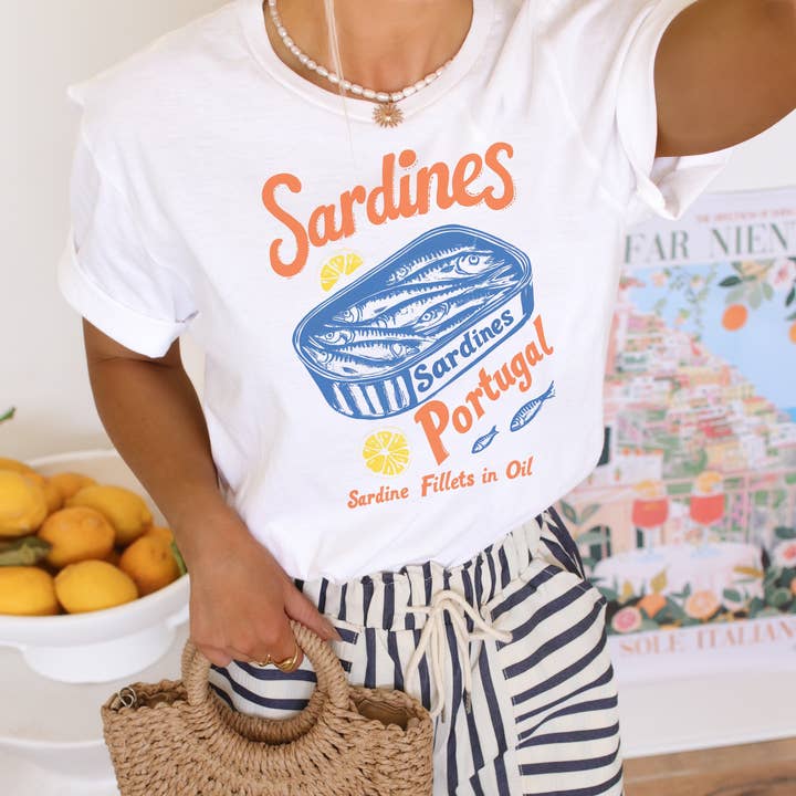 T-shirt graphique rétro sardines | T-shirt d'été pour la vente par Amy Anne Apparel Inc