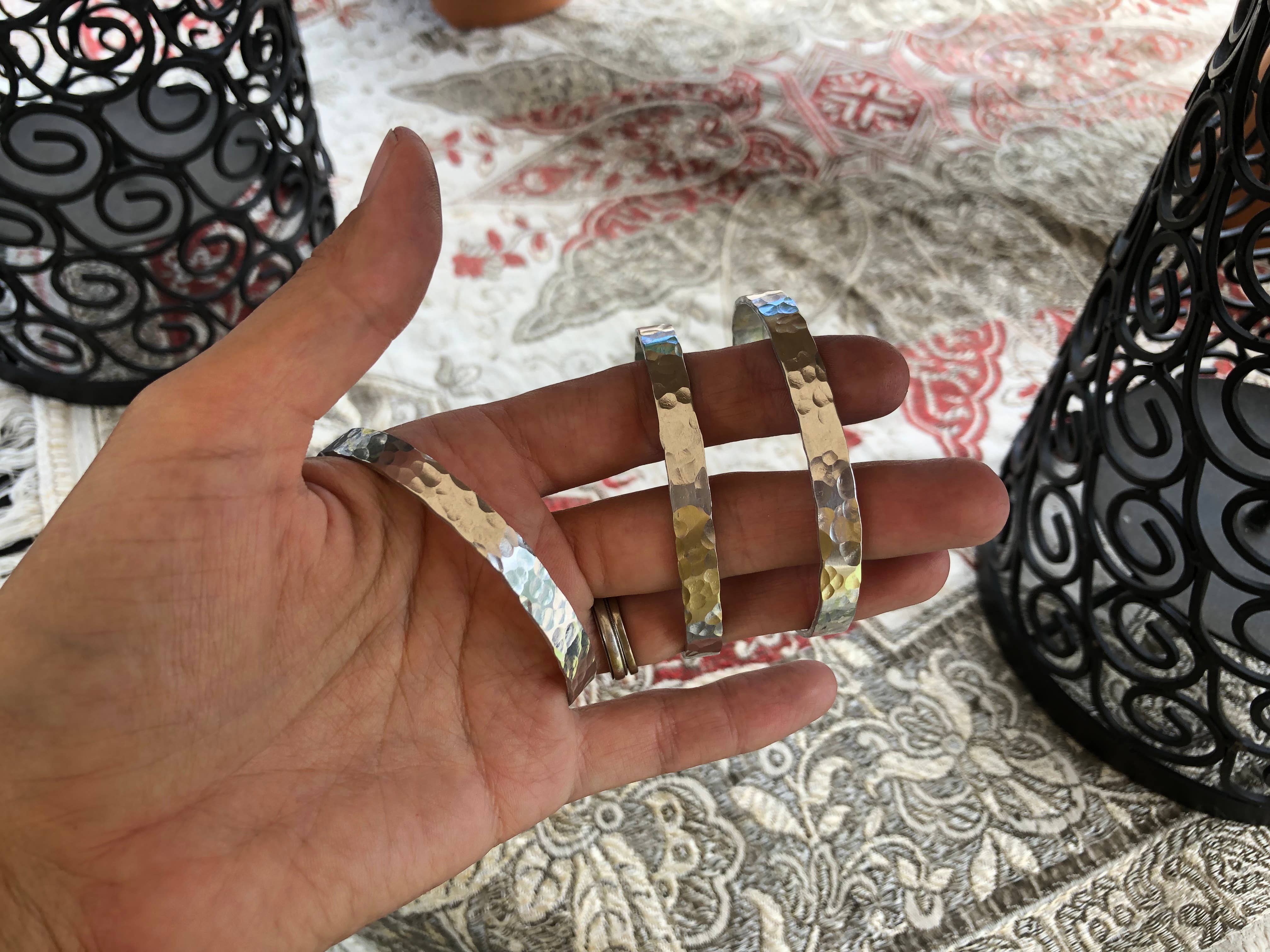 Rising Dawn Boutique – Großhandel Manschettenarmband – Dünne silberne gehämmerte Manschette4