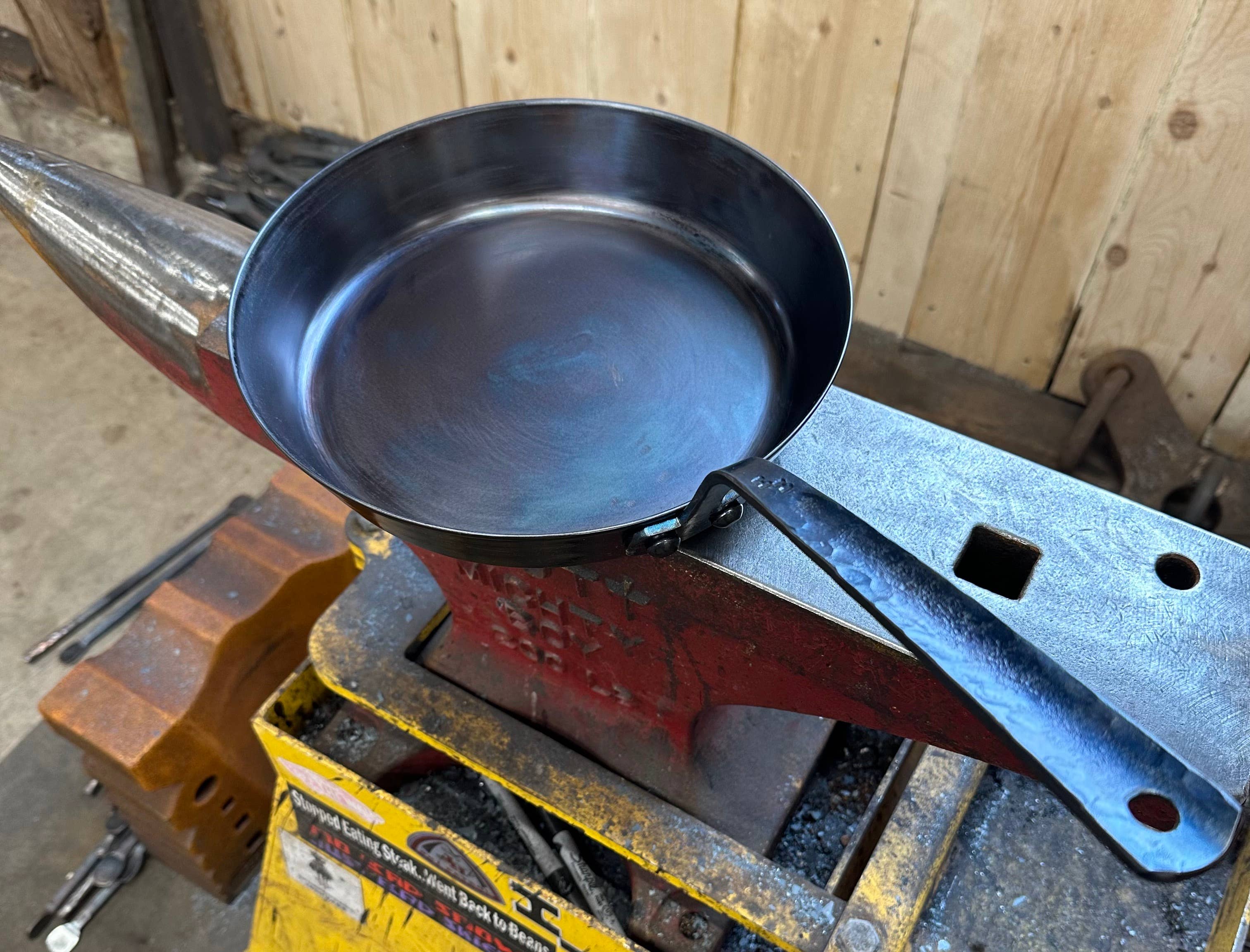 Independent Ironware – wholesale Cast iron skillet – 10.5" Wyoming Range Skillet2