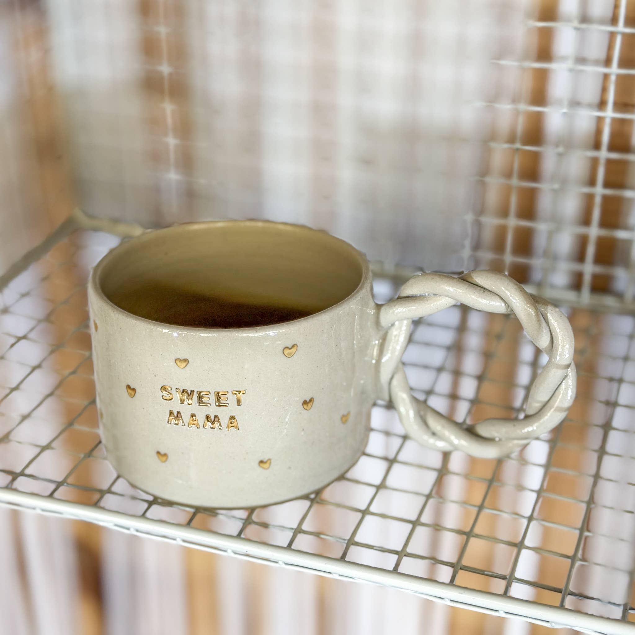 Laëtitia Fauchere – wholesale Coffee/tea cup – MUG SWEET MAMA foam golden hearts1