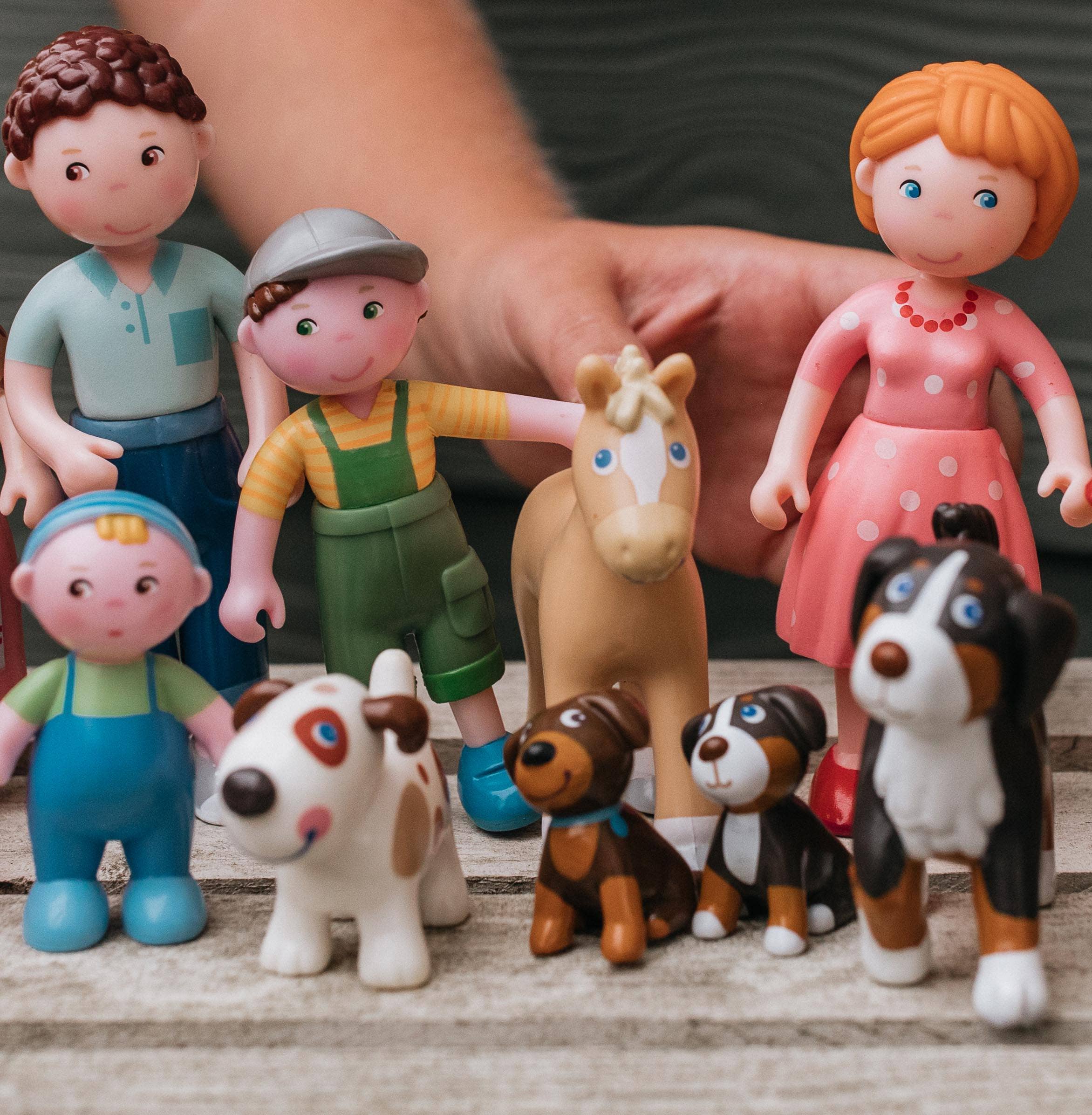 HABA USA - Vente Figurine – enfant - Petits Amis Papa Michael Poupée (Emballage Piédestal)1