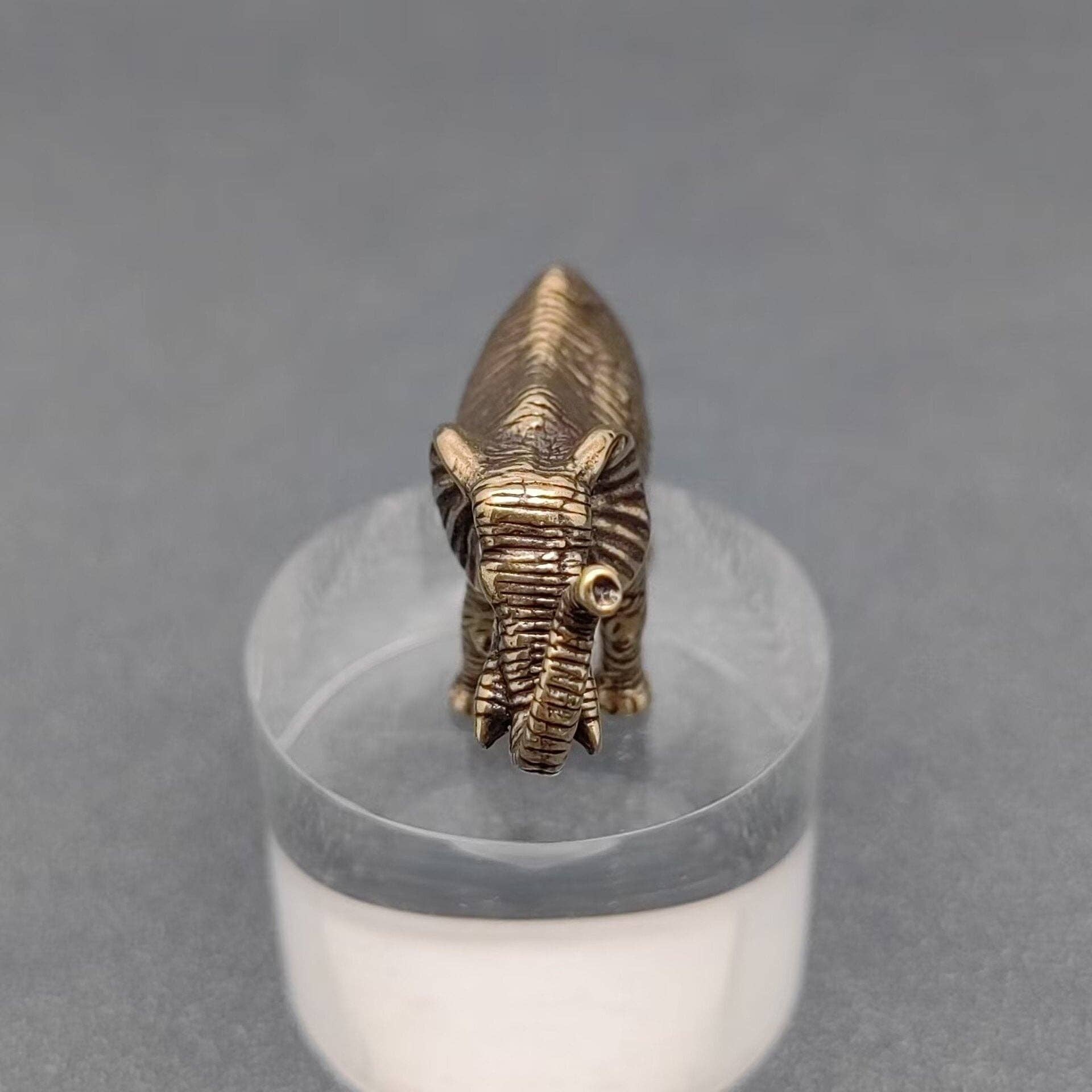 Mio Queena - Wholesale Decoratief beeldje - Messing olifantenbeeldje voor op bureau6