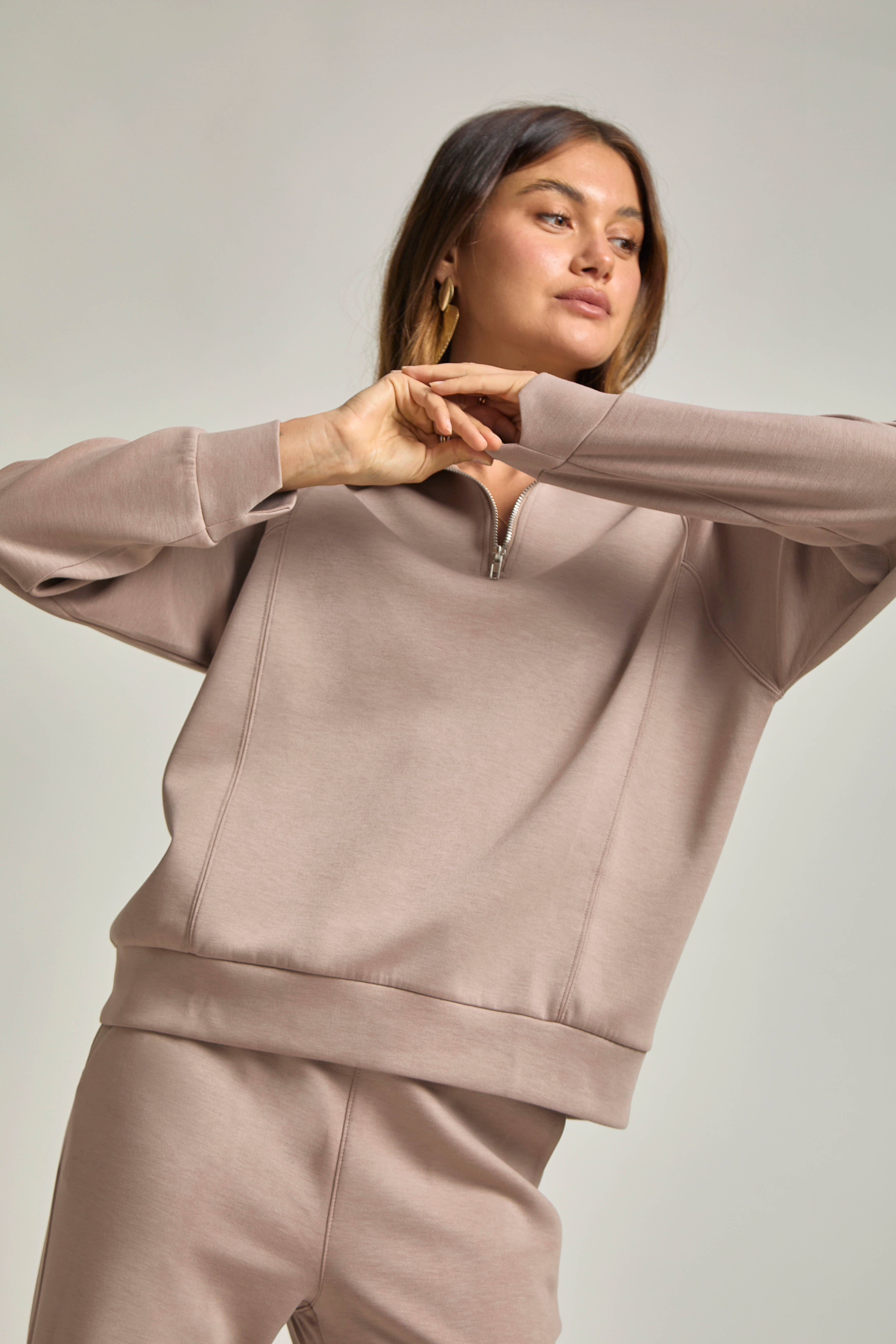 Dear Scarlett – Großhandel Loungewear-Set – Damen – Reiseset aus Modal-Pullover mit viertelförmigem Reißverschluss und Jogginghose32