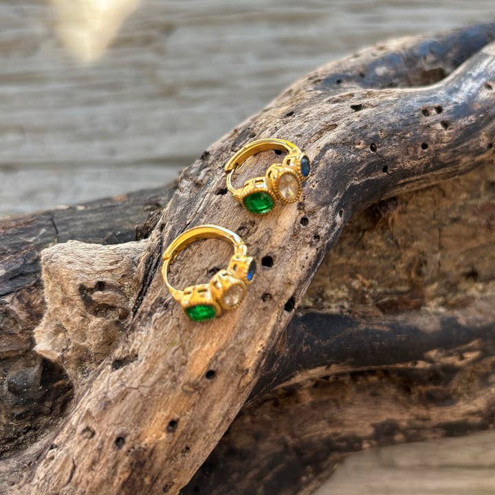 Huggie-Ohrringe mit 18 Karat vergoldetem blaugrünem kubischem Zirkonia für den Großhandel von Ocean Ripples