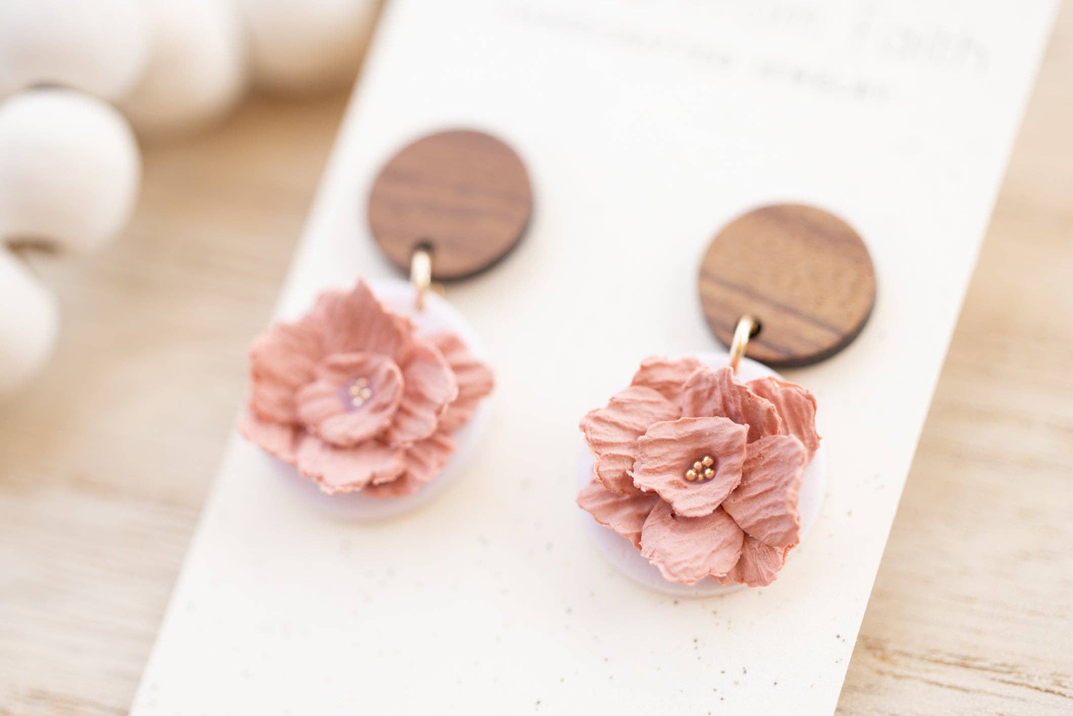 Crafted From Faith, LLC – wholesale Hängande örhängen – Carnation-hängen1