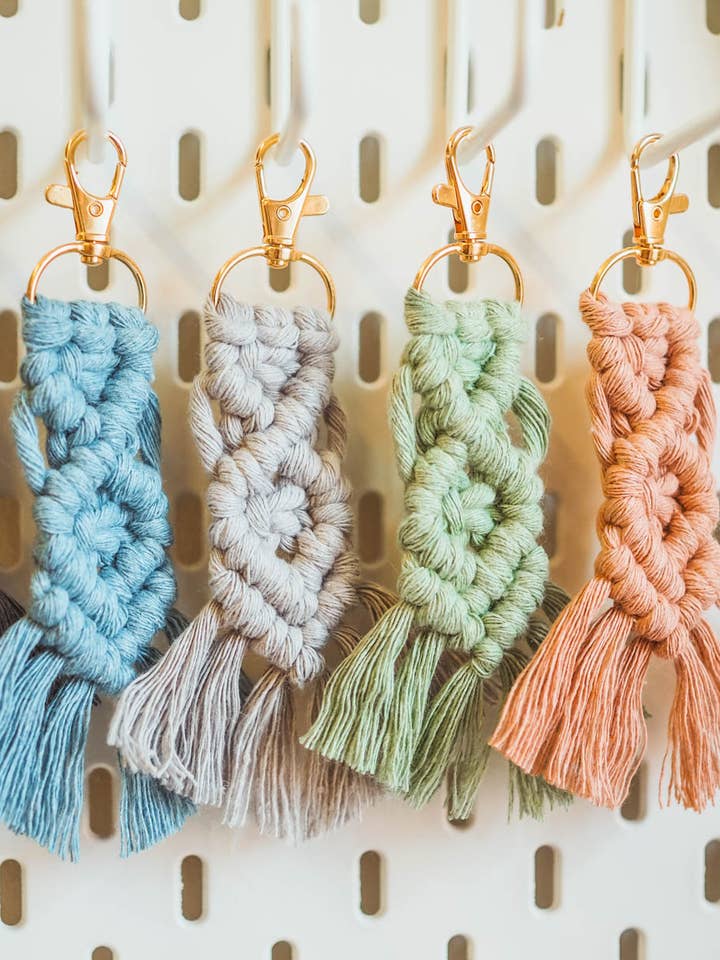 Macrame Helix nøglering for engroshandel hos Studio Dawn