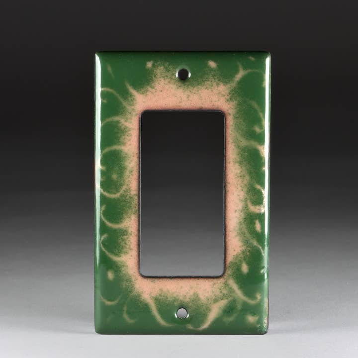 Plaque d'interrupteur ou cache-prise GFCI en émail de cuivre en vert alpin pour la vente par Kristin Ellis