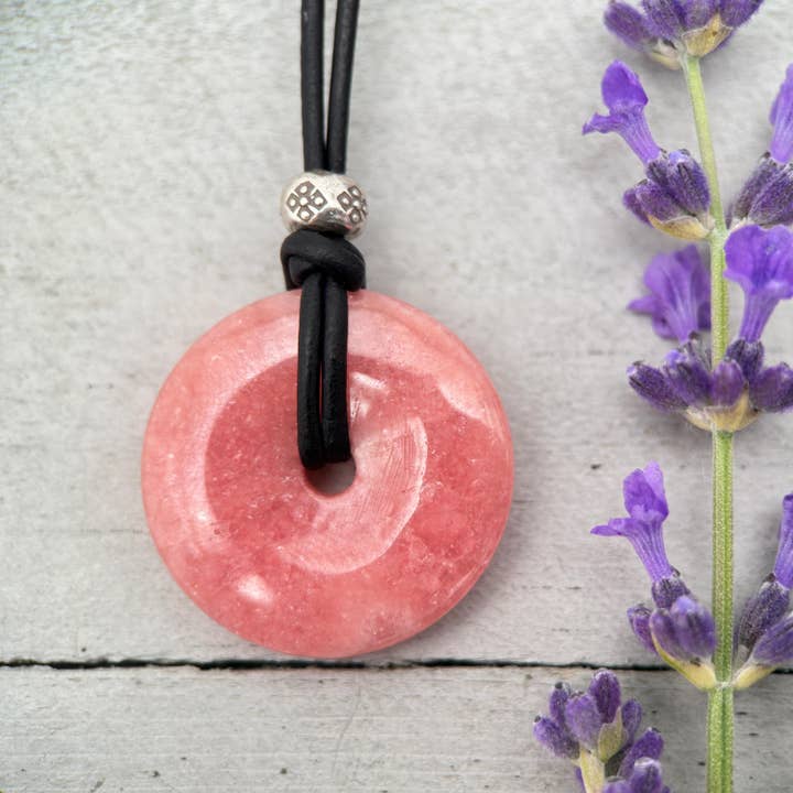 Collier en cuir noir et donut en rhodochrosite pour la vente par Sunlight Silver Jewelry