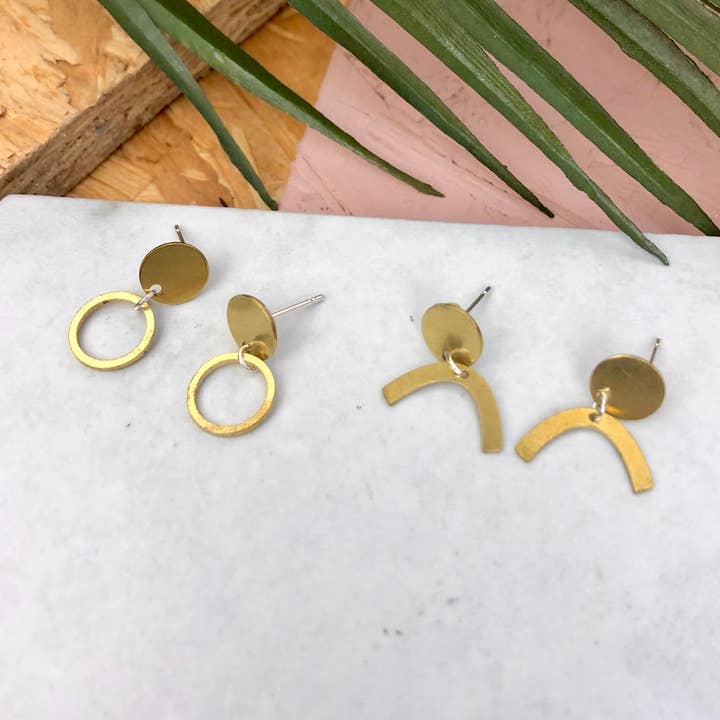 Mini-Ohrstecker aus Messing in Tropfenform für den Großhandel von Red Paper House