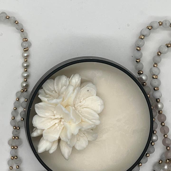 Bougie à la cire de soja, fleur artisanale non parfumée, multicolore pour la vente par Studio Sadish