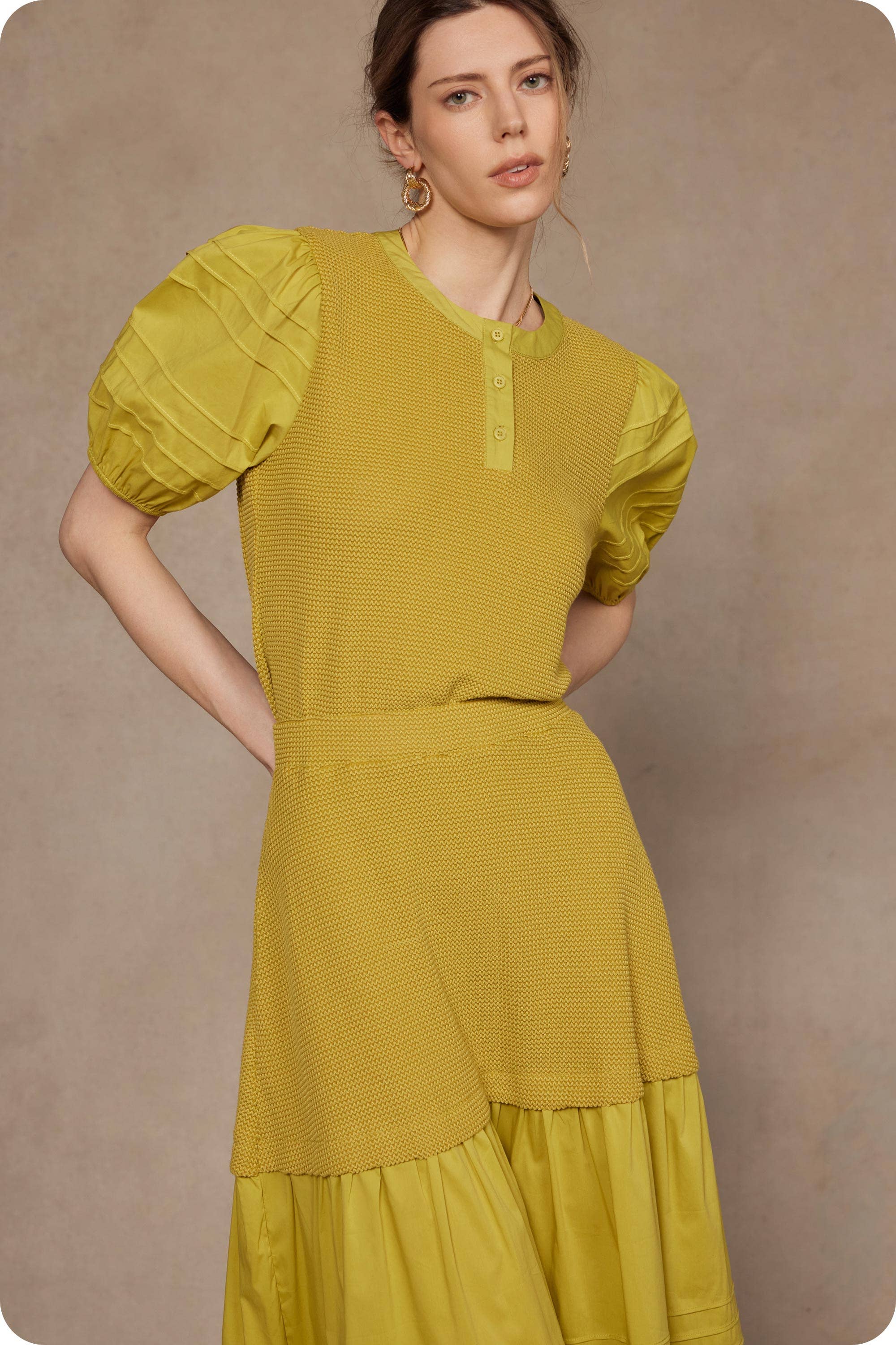 Strut & Bolt – wholesale Kjol - Dam – Pintuck-mixad midi-kjol i olika material5