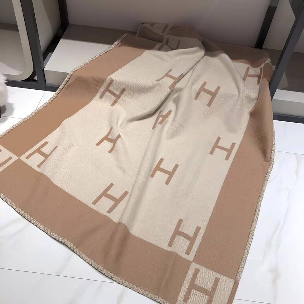 Sensibling Corp. - Wholesale Decoratiedeken - Monogrampatroon Omkeerbare Deken3