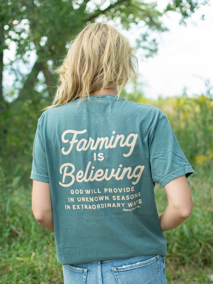 T-shirt Gráfica Feminina 'Farming Is Believing' Ocidental por atacado de American Farm Company