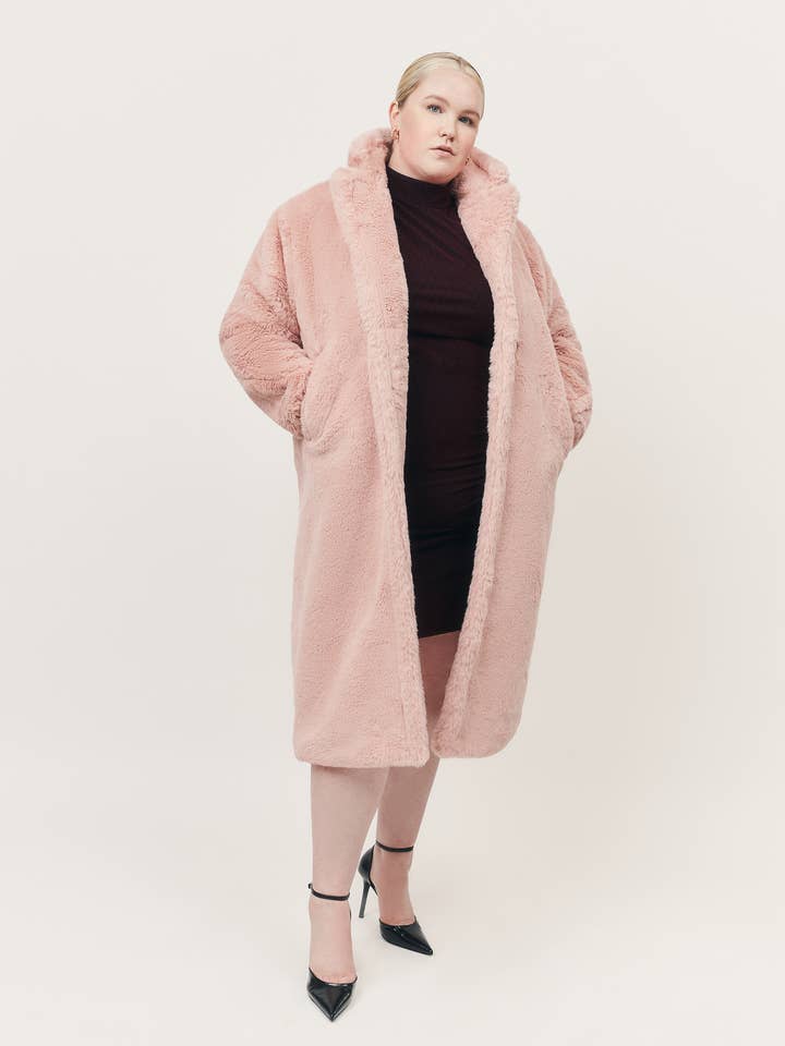 Cappotto lungo in pelliccia sintetica per la vendita all'ingrosso da parte di Hilary MacMillan