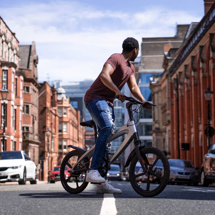 Giniverse108 - Wholesale Bike/Scooter - Kids - Official Carbon Black E-Bike with Built-in Speakers & Bluetooth (Range up to 60km)6
