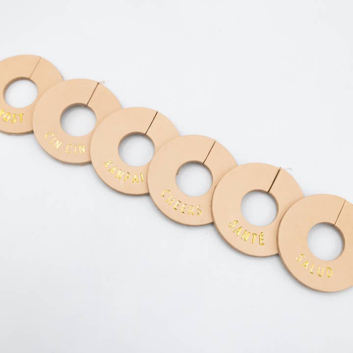 Weinglas-Marker aus Leder mit Goldfolienprägung, 6er-Set für den Großhandel von Glad & Young Studio