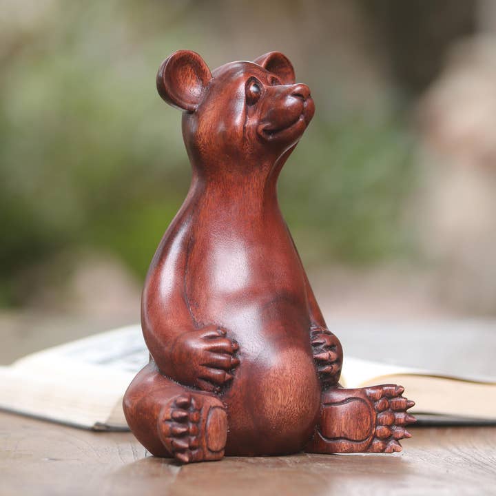 Sculpture en bois d'ours en miel faite main par pour la vente par NOVICA