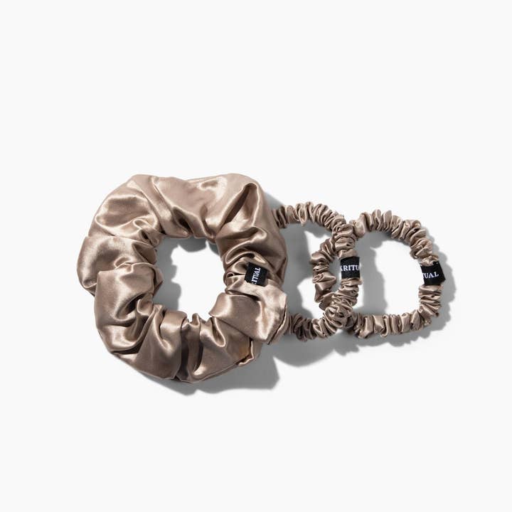 Ensemble de chouchous en soie mûre caramel pour la vente par Silk Ritual