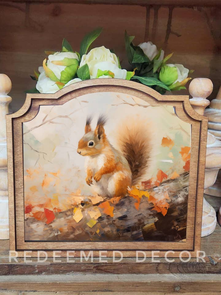 Provinzielles Herbst-Eichhörnchen gerahmtes Kunstwerk für den Großhandel von Redeemed Decor
