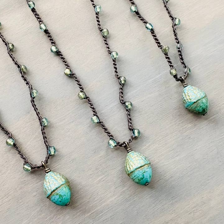 Twist Style - Venta al por mayor Collares con colgantes/abalorios - Collar de Ganchillo con Gotas de Bellota Antigua y Cristales Verdes1