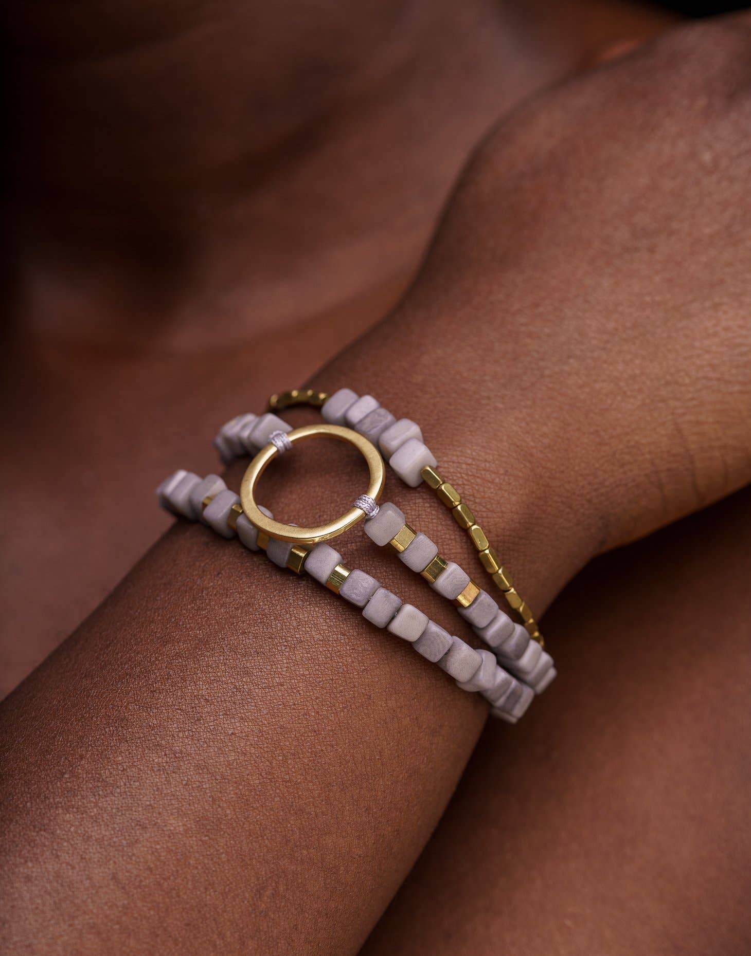 Pretty Pink Eco-Jewellery – Großhandel Perlenarmband – Zierliches Triple Tagua Armband - Grau1