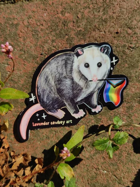 Adesivo in vinile "Pride 'possum" per la vendita all'ingrosso da parte di Lavender Cowboy Art