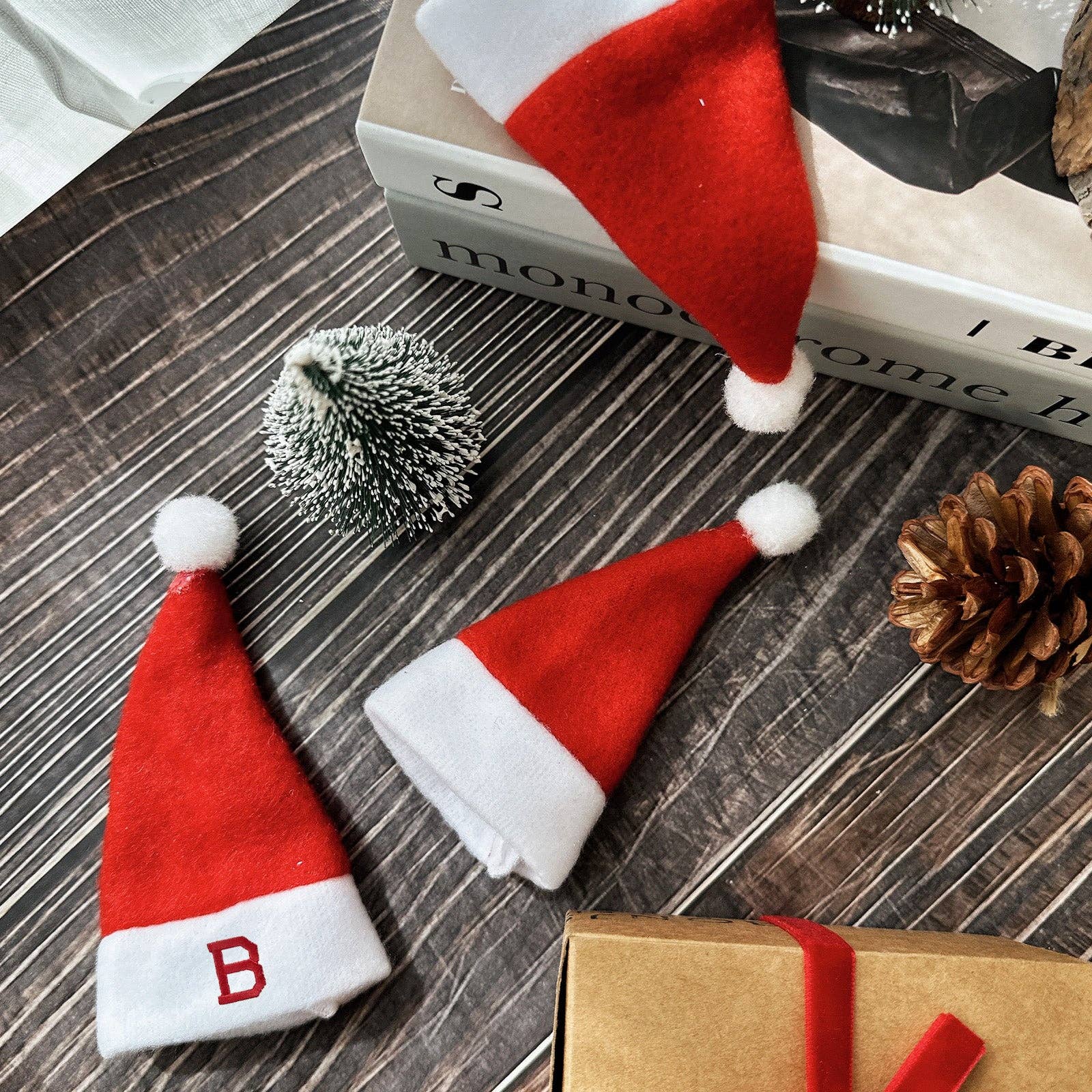 Wrapables.com - Wholesale Christmas Decoration - Wrapables Mini Santa Hat Silverware Holders, Wine Bottle Hats, Table Decor (Set of 12)7