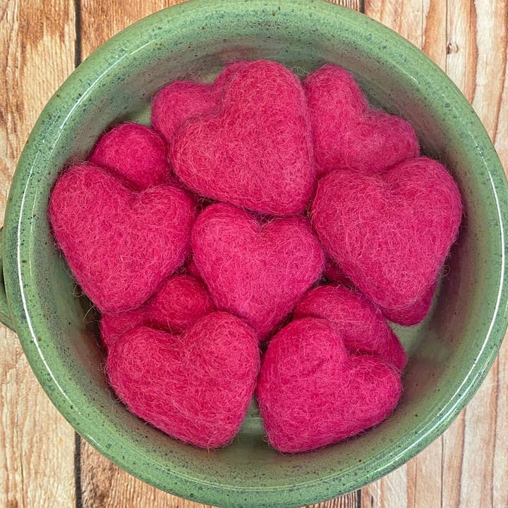 Cœurs en feutre rose vif pour la vente par Oakwind Hollow