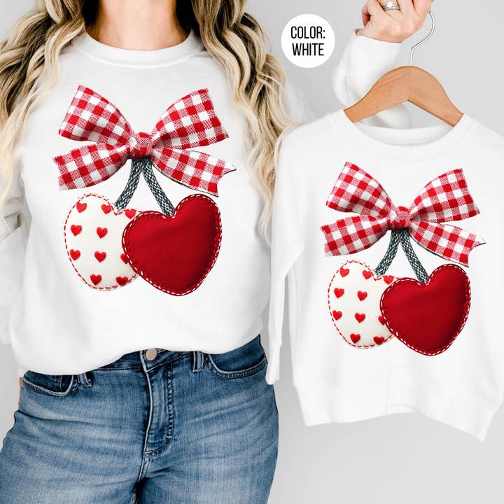 Tryckt Cherry Coquette Valentine Sweatshirt för wholesale av The Shirt Company