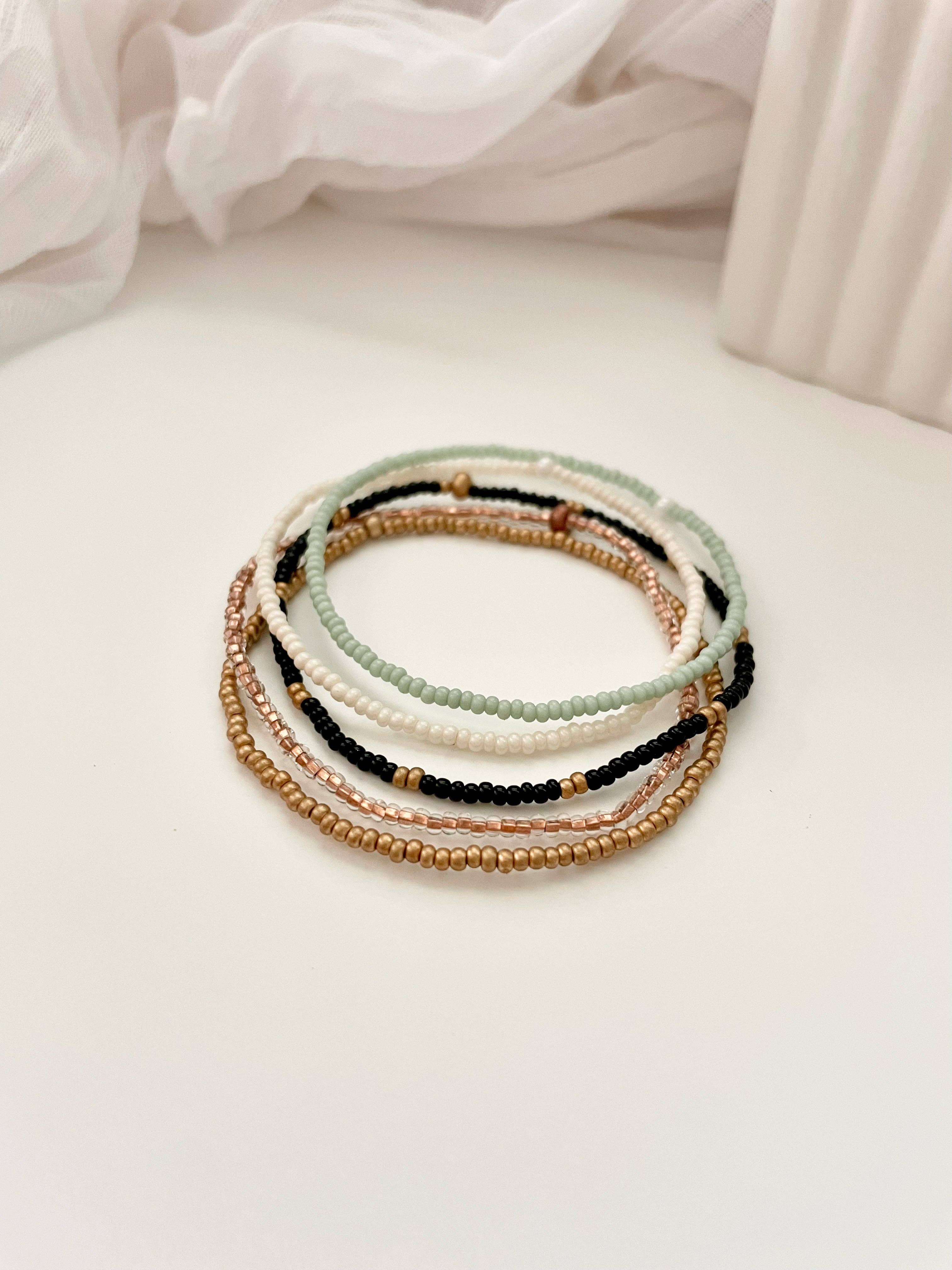 Caitlyn Clare Flair - Vente Parures de bijoux - Ensemble de bracelets extensibles délicats en perles, pile de bracelets en perles de rocaille5