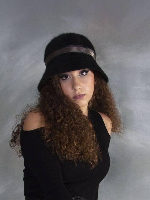 Bonnet en satin de la collection AGATHEL pour la vente par Natalia Llunar