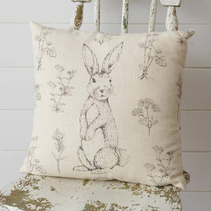 Coussin - Lapin et fleurs sauvages (Paquet/02) pour la vente par Audrey's Home & Gift