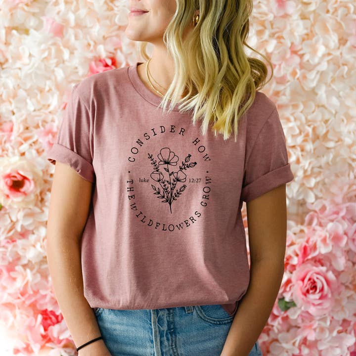 T-shirt graphique chrétien Consider the Wildflowers Luke 12:27 pour la vente par Words & Wellness